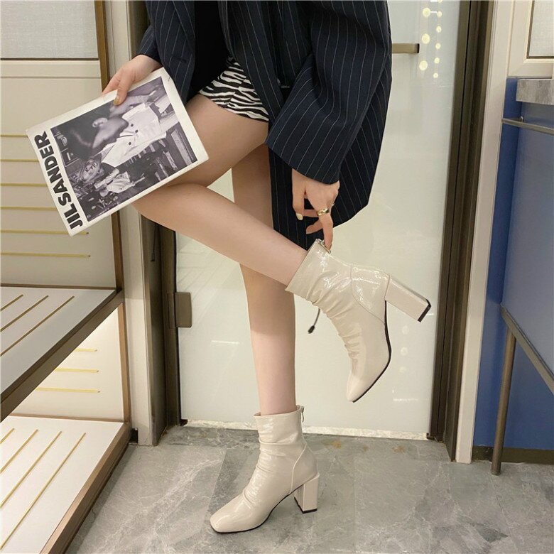 Các quý cô nên ưu tiên boots cao gót đế vuông để “ăn gian” thêm vài centimet chiều cao. Kiểu boots này vừa tạo cảm giác chắc chắn, vừa mang lại sự thoải mái khi di chuyển.