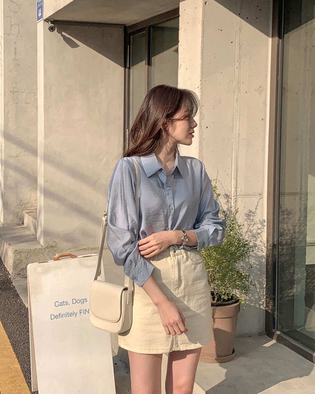 Chân váy siêu tôn dáng khi phối cùng áo sơ mi: 4 amp;#34;cặp bài trùngamp;#34; này đảm bảo thanh lịch, cuốn hút khỏi bàn - 11