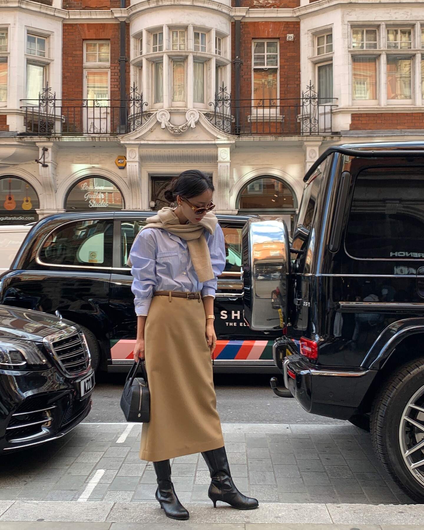 Chân váy siêu tôn dáng khi phối cùng áo sơ mi: 4 amp;#34;cặp bài trùngamp;#34; này đảm bảo thanh lịch, cuốn hút khỏi bàn - 14