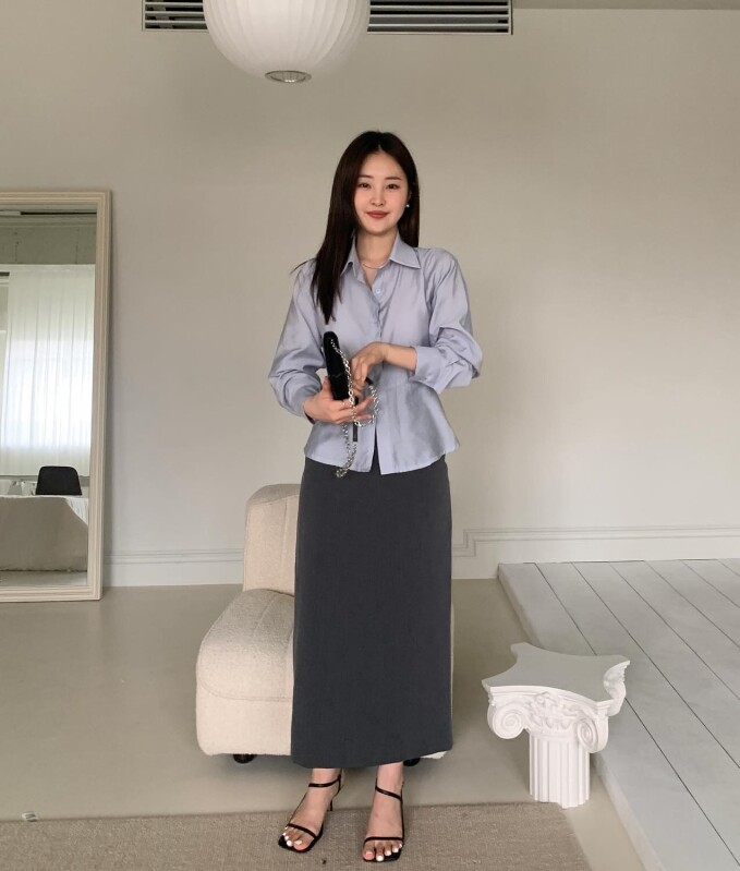 Chân váy suông là lựa chọn hoàn hảo cho những ai thích sự tối giản nhưng tinh tế. Dáng váy này giúp thân hình trông cao hơn, đồng thời mang lại vẻ dịu dàng, sang trọng. Khi phối cùng sơ mi lụa hoặc áo kiểu cổ nơ, bạn sẽ trở nên cực kỳ cuốn hút.