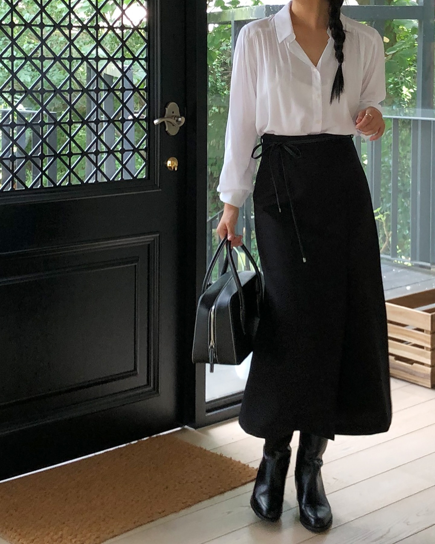 Chân váy đen là món đồ cứu nguy trong mọi hoàn cảnh. Dù đi làm, họp hay hẹn hò, chỉ cần phối cùng áo sơ mi trắng là đã đủ thanh lịch. Màu đen mang lại vẻ chỉn chu, sang trọng và giúp cơ thể trông cân đối, thon gọn hơn hẳn.