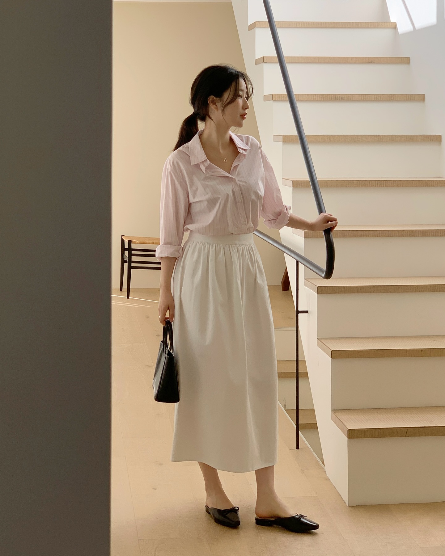 Chân váy siêu tôn dáng khi phối cùng áo sơ mi: 4 amp;#34;cặp bài trùngamp;#34; này đảm bảo thanh lịch, cuốn hút khỏi bàn - 7