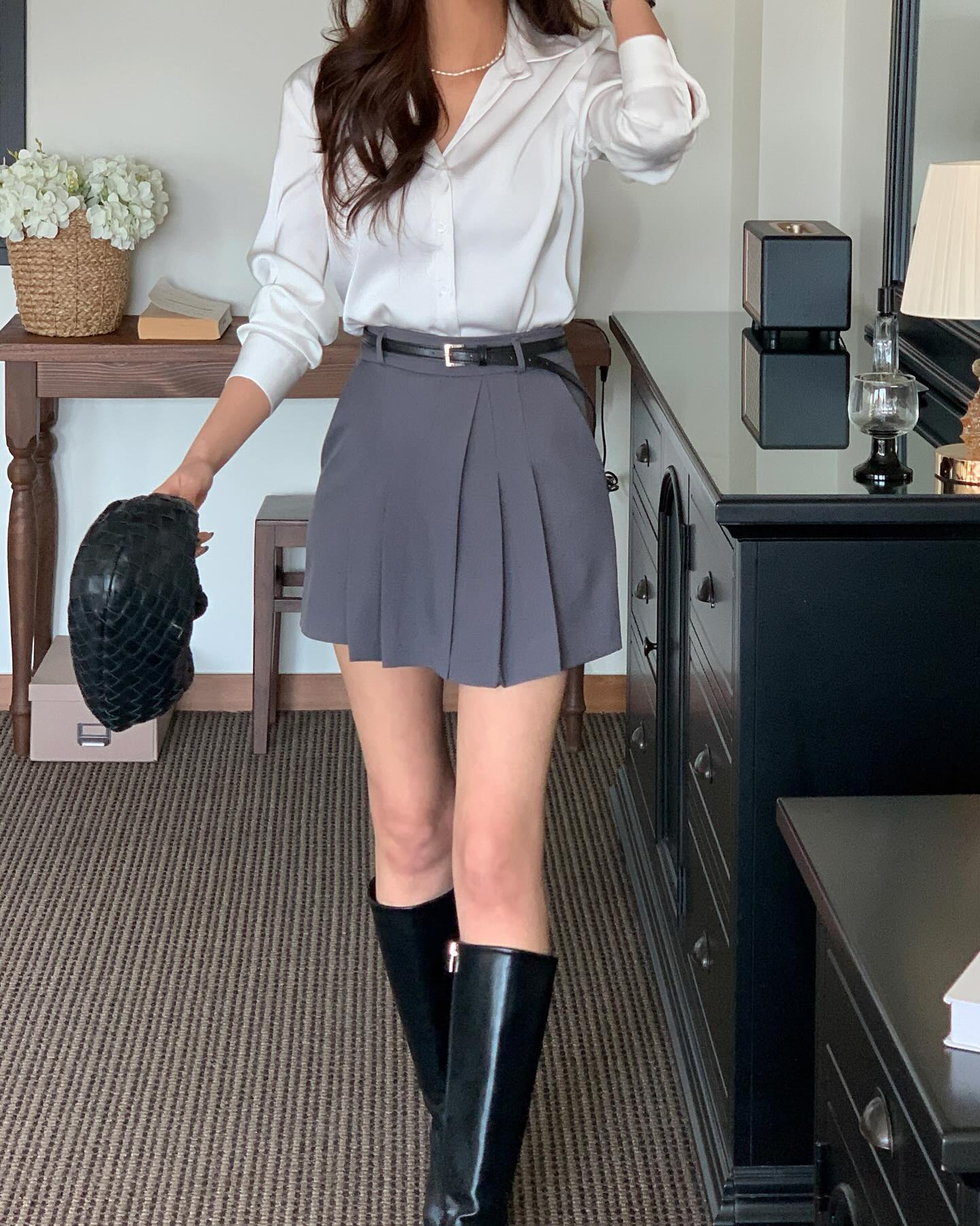 Chân váy siêu tôn dáng khi phối cùng áo sơ mi: 4 amp;#34;cặp bài trùngamp;#34; này đảm bảo thanh lịch, cuốn hút khỏi bàn - 9