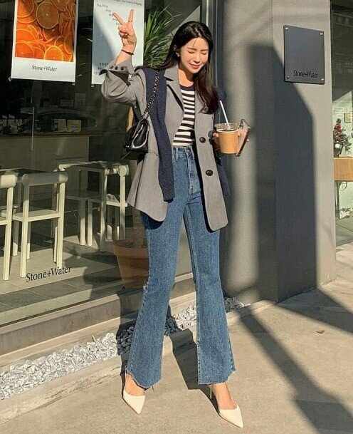 Set blazer - quần ống loe mang hơi hướng cổ điển nhưng vẫn cực hiện đại. Phù hợp cho những buổi gặp gỡ quan trọng, sự kiện hay họp khách hàng. Với hiệu ứng kéo dài chân” cực đỉnh, đây là công thức giúp mọi cô gái trở nên thanh thoát, tự tin và khí chất hơn.