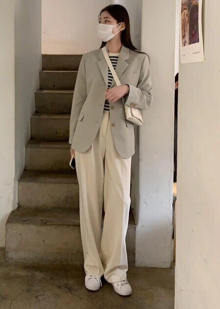 Combo blazer - quần âu ống suông là bộ đôi quyền lực của dân công sở. Vừa giúp tôn dáng, vừa thể hiện gu thời trang tinh tế, trưởng thành. Dù bạn cao hay thấp, dáng người mảnh hay đầy đặn, chỉ cần phối thêm giày cao gót là tổng thể lập tức nâng hạng đáng kể.