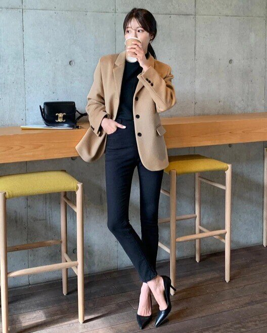 Blazer oversize kết hợp quần skinny tạo nên sự đối lập thú vị giữa rộng - ôm, vừa phá cách vừa giúp tôn dáng. Đây là lựa chọn an toàn nhưng cực cuốn hút cho những cô nàng có đôi chân đẹp. Dù là ngày làm việc hay hẹn hò cuối tuần, combo này đều chuẩn không cần chỉnh”.
