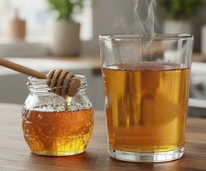Uống một ly mật ong pha với nước ấm mỗi ngày sẽ giúp tăng cường hệ miễn dịch, bổ sung năng lượng để bắt đầu ngày mới (Ảnh minh hoạ)