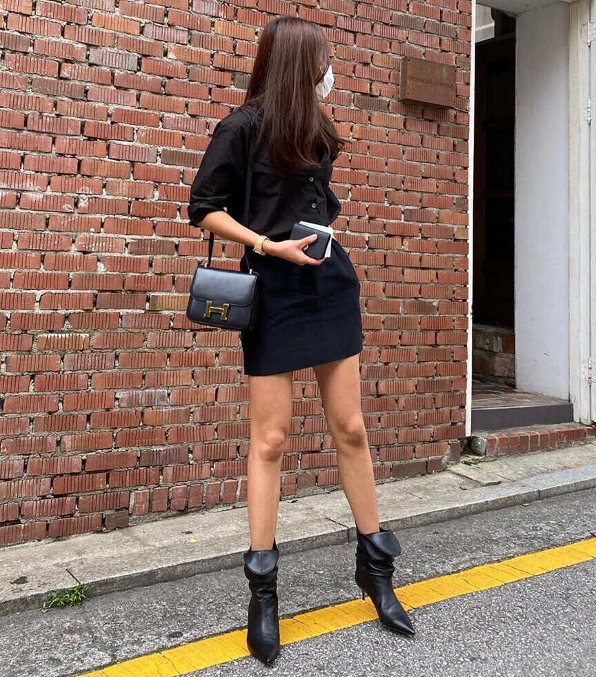 Thiết kế mũi nhọn giúp đôi chân trông dài và thon hơn, trong khi phần cổ thấp lại tạo cảm giác thanh thoát. Dễ phối với quần jeans, váy ngắn hay quần tây lửng, đây là lựa chọn hoàn hảo cho cô nàng muốn tôn dáng mà vẫn thoải mái.