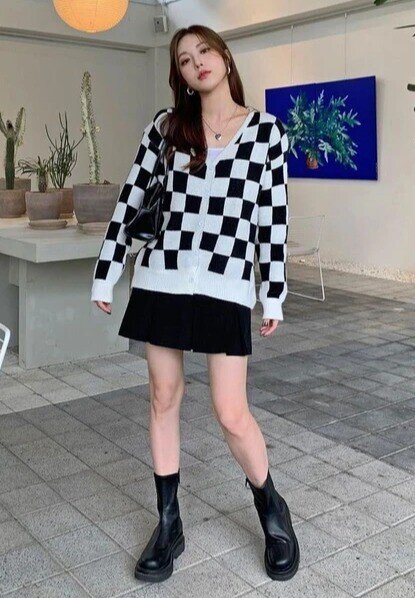 Phần đế platform mỏng giúp tăng nhẹ chiều cao mà không gây đau chân, còn phần chun ôm sát cổ chân tạo hiệu ứng chân thon dài. Dễ phối cùng quần skinny, váy chữ A hoặc shorts da, kiểu boots này mang lại vẻ cá tính và hiện đại.