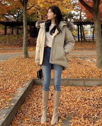 Với dáng ôm sát và chiều dài đến đầu gối, kiểu boots này giúp kéo dài đôi chân đáng kể. Khi phối với váy ngắn, quần short hay áo len oversize, bạn sẽ có ngay outfit vừa ấm áp vừa cực kỳ thời thượng và quyến rũ.