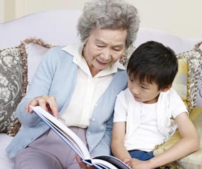 Tôi nghỉ việc và đi trông coi các cháu ngoại cho con cái yên tâm làm việc. (Ảnh minh họa)