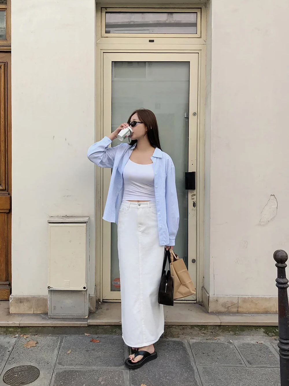 Chân váy dài trắng giúp outfit thêm phần bay bổng và thanh lịch. Dáng xòe, chữ A hay xếp ly đều tôn dáng, tạo cảm giác đôi chân dài hơn. Phối cùng áo len oversized và boots cao cổ, bạn sẽ có set đồ ấm áp mà vẫn nhẹ nhàng, tinh tế.