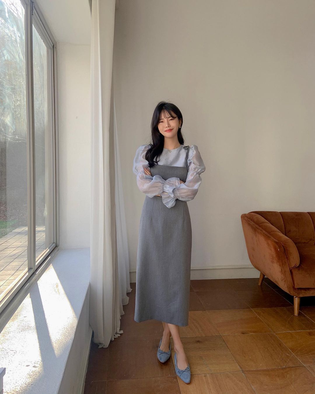 Giày búp bê mang vẻ nữ tính, thanh thoát và “hack tuổi” cực khéo. Thiết kế mềm mại, dễ đi giúp đôi chân trông nhỏ gọn hơn. Khi phối cùng váy midi, váy len hoặc quần jeans ống suông, kiểu giày này mang lại vẻ nhẹ nhàng, chuẩn Hàn, phù hợp mọi phong cách.