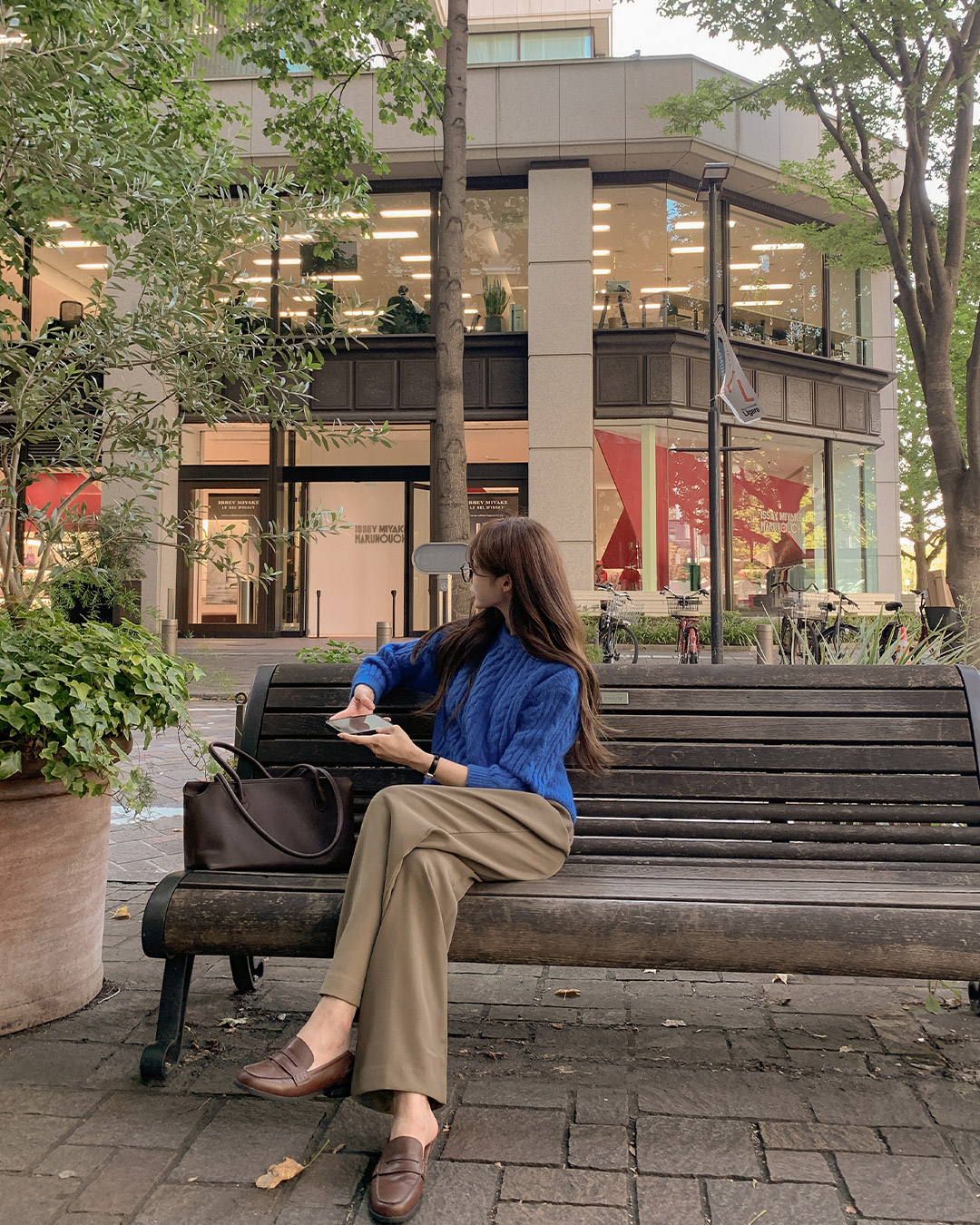 Giày loafer là lựa chọn lý tưởng cho nàng công sở yêu phong cách sang và tiện dụng. Dáng giày ôm chân, dễ phối cùng quần ống rộng, váy ngắn hay áo blazer. Mùa lạnh, chọn chất liệu da bóng hoặc da lộn giúp giữ ấm, tạo vẻ thanh lịch, hiện đại.