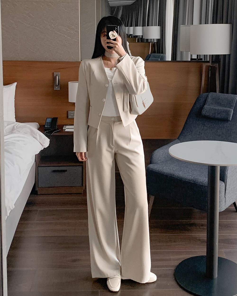 Giày cao gót mũi nhọn là “vũ khí” hack dáng số một. Mũi nhọn tạo hiệu ứng đôi chân dài miên man, gót cao nâng tầm vóc dáng. Khi mix cùng quần ống rộng, set đồ lập tức sang trọng, thanh lịch và chuẩn gu công sở lẫn tiệc tùng.