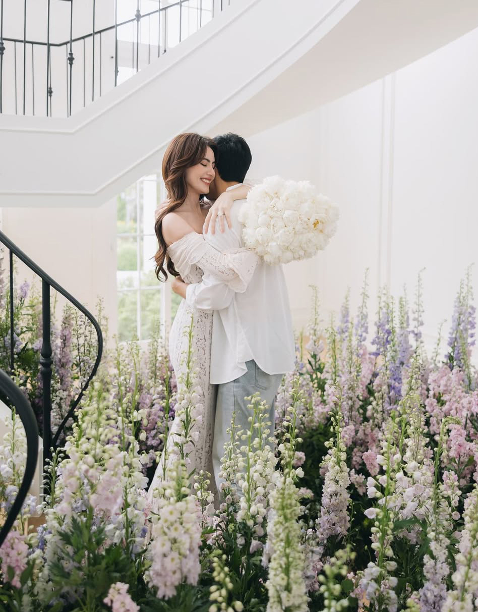 Ter Chantavit trang hoàng hoa cầu hôn người yêu. Ảnh: Instagram/Ter Chantavit