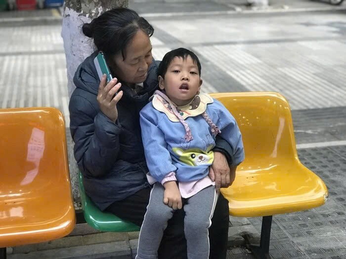 Sau nhiều nỗ lực, tình trạng của Rong Rong có chuyển biến tốt, có thể nói chuyện nhưng chưa đi lại được.