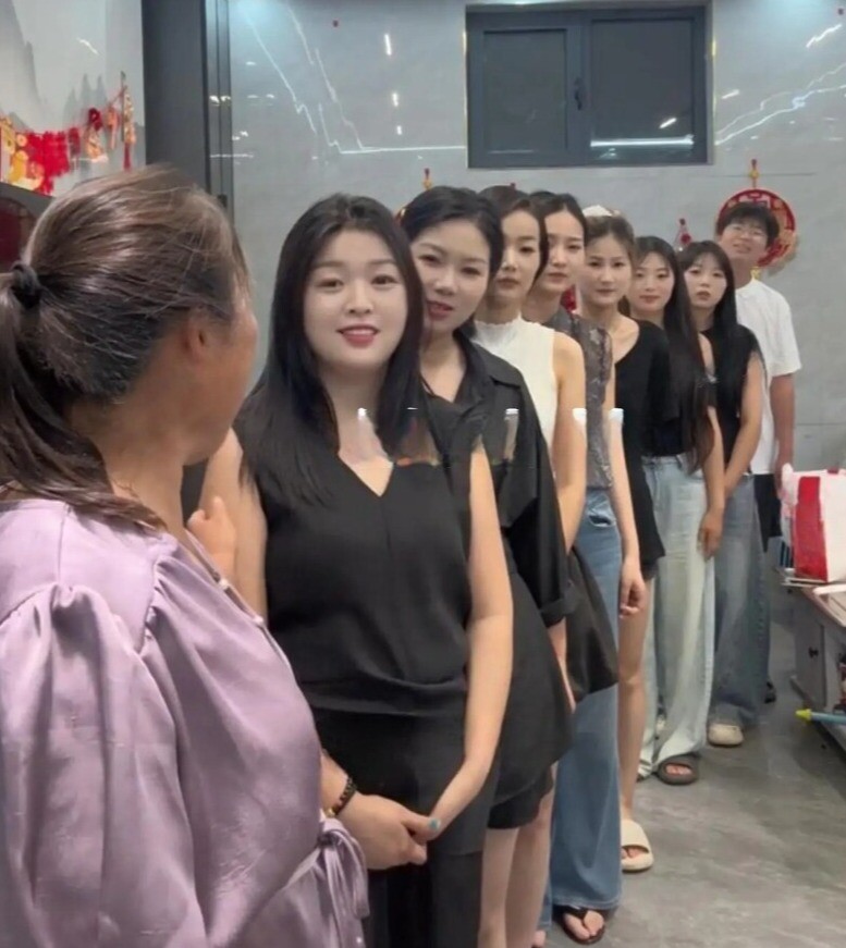 Người mẹ qua 9 lần sinh nở vẫn tràn đầy sức sống, tự hào ra mặt khi giới thiệu các con.