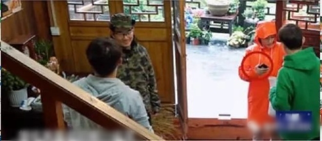 Khán giả cho rằng cô lười và không muốn động tay động chân tới việc gì.