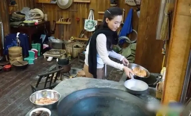 Trương Bá Chi cũng bị nói là không biết nấu ăn và mất vệ sinh.