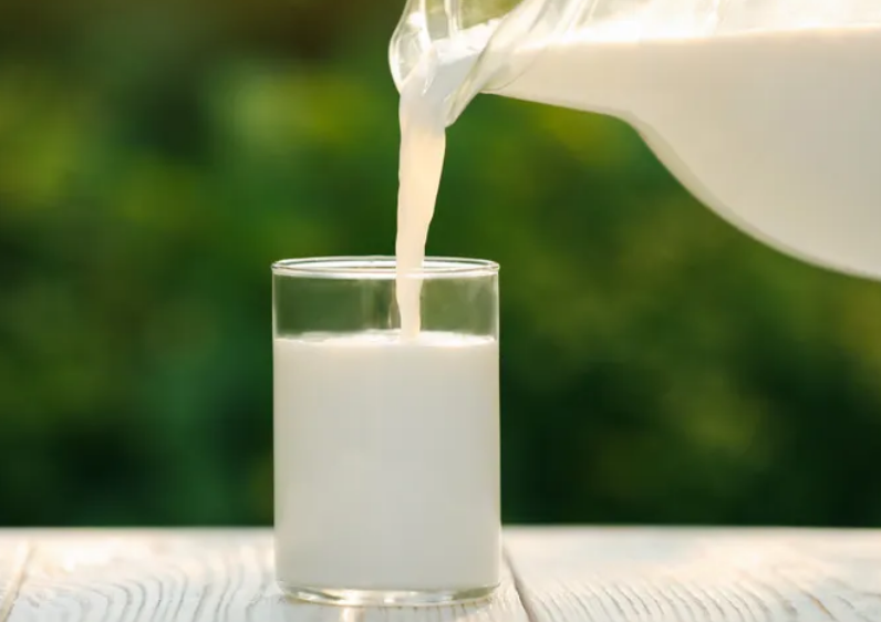 Các nghiên cứu cho thấy proline và glycine trong sữa giúp tăng sản xuất collagen.