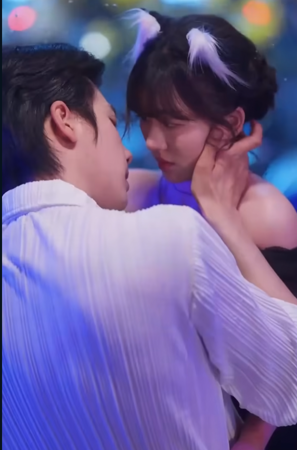 Thông tin năm 2025 có 5.000 phim ngắn có cảnh tổng tài bị chuốc thuốc hút hàng triệu lượt đọc trên Weibo ngày 15/11.