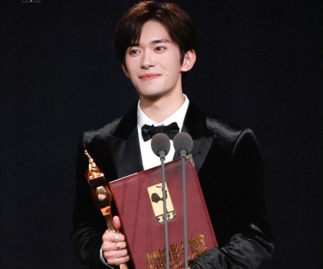 Dịch Dương Thiên Tỉ trở thành Ảnh đế trẻ tuổi nhất lịch sử giải thưởng Kim Kê.