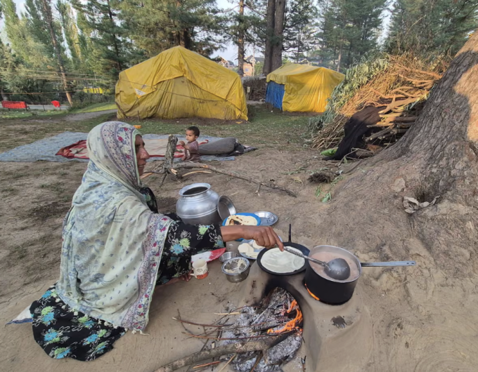 Saira Begum, bà đỡ, ở vùng núi rừng Kashmir, Ấn Độ. Ảnh:  Guardian
