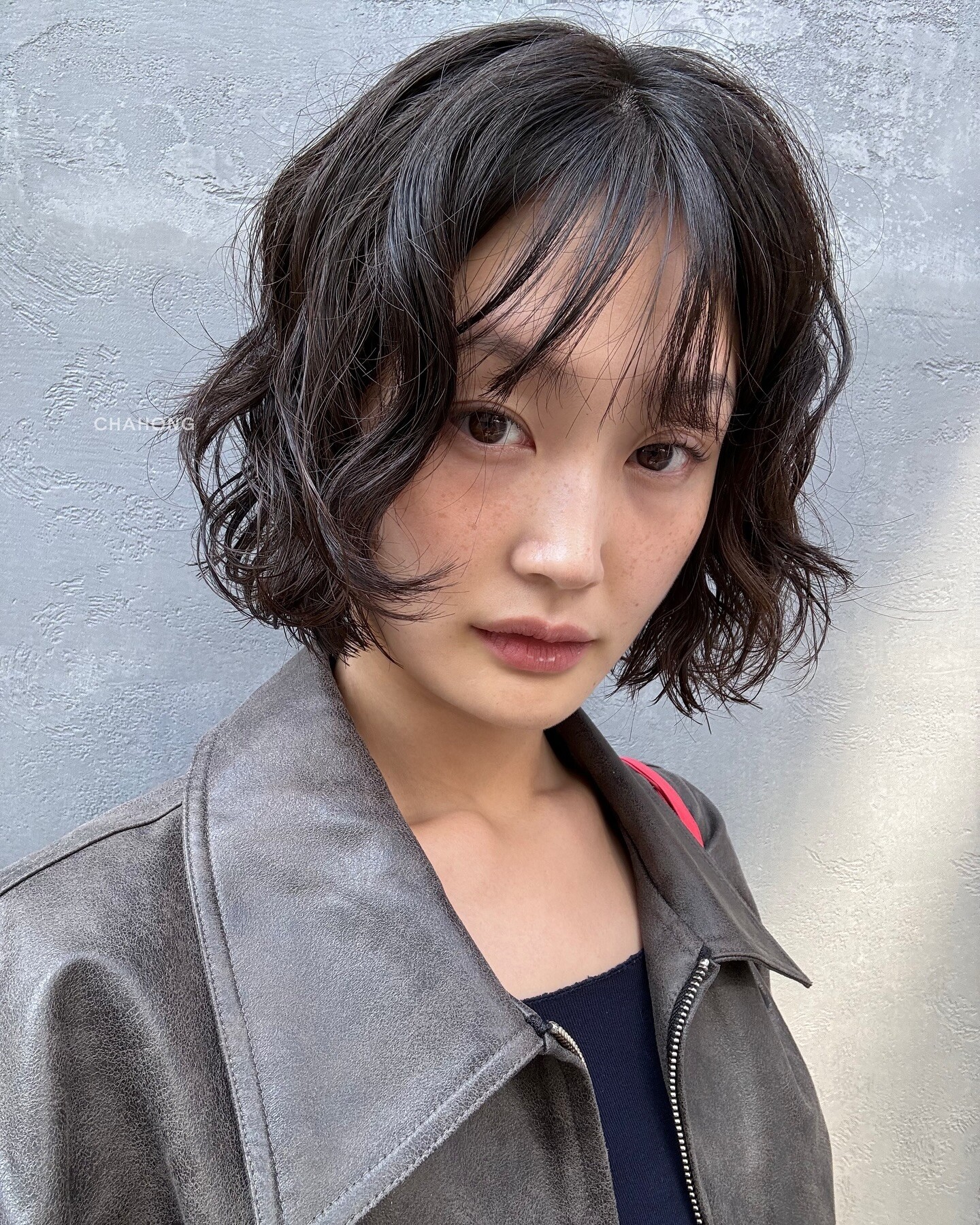 Những lọn tóc xoăn nhẹ hoặc xoăn sóng nước giúp mái tóc trông dày, bồng bềnh và quyến rũ hơn. Kiểu tóc này cực hợp với nàng có tóc mảnh, muốn tăng độ phồng tự nhiên. Dù theo phong cách Pháp hay Hàn, tóc ngắn xoăn đều mang lại vẻ tươi tắn, trẻ trung.