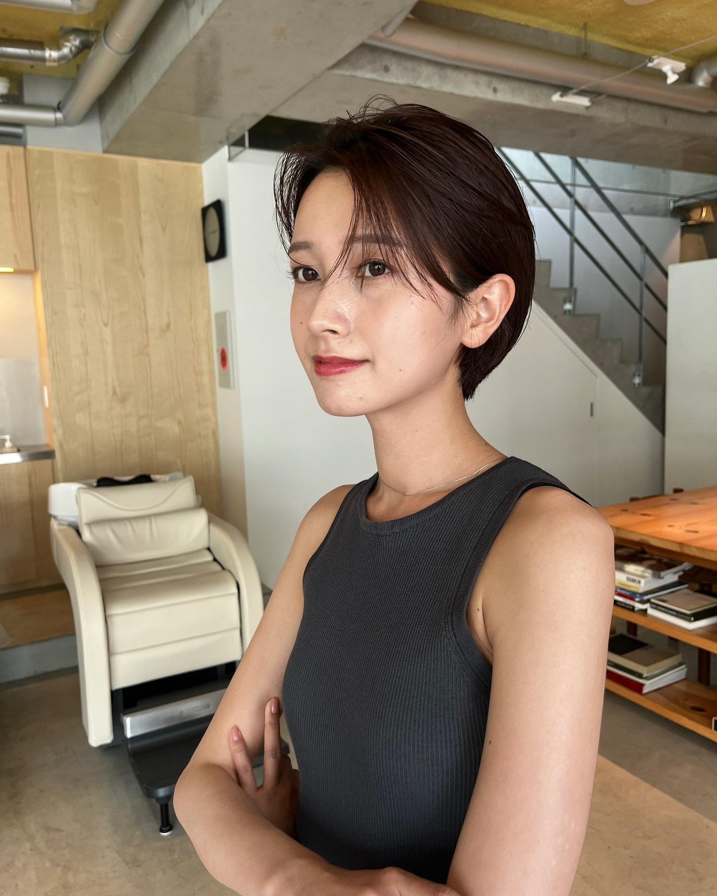 Tóc pixie giúp gương mặt bừng sáng và tạo vẻ hiện đại, thời thượng. Kiểu tóc này phù hợp với phụ nữ muốn thay đổi ngoạn mục nhưng vẫn giữ được sự tinh tế. Chăm cực dễ, chỉ cần sấy nhanh hoặc vuốt chút sáp là đã có mái tóc ấn tượng, đầy khí chất.