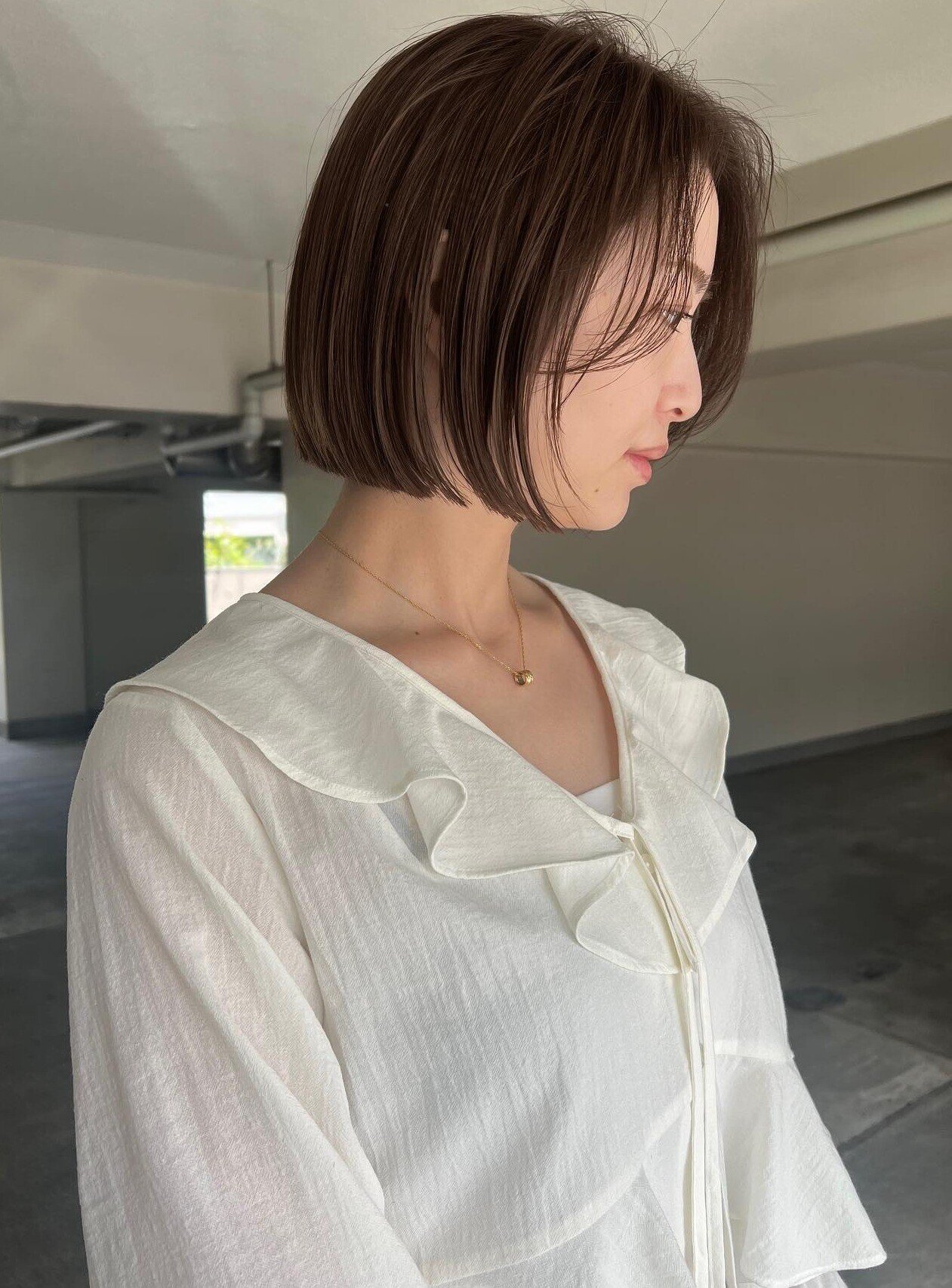 Tóc bob ôm mặt, tôn cổ và giúp tổng thể trở nên thanh thoát, hiện đại. Dù để cụp nhẹ, uốn xoăn nhỏ hay bob cao kiểu Pháp, kiểu tóc này đều mang lại vẻ thời thượng, tự tin. Đây là lựa chọn lý tưởng cho cô nàng thích phong cách tối giản mà ấn tượng.