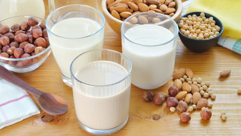 Sữa hạt như hạnh nhân, óc chó, đậu nành giàu vitamin E, omega-3 và protein thực vật giúp da mềm mịn, đàn hồi tốt và chống oxy hóa hiệu quả. Một ly mỗi ngày hỗ trợ giảm khô sạm, cải thiện nếp nhăn mờ và mang lại làn da khỏe hơn từ bên trong.