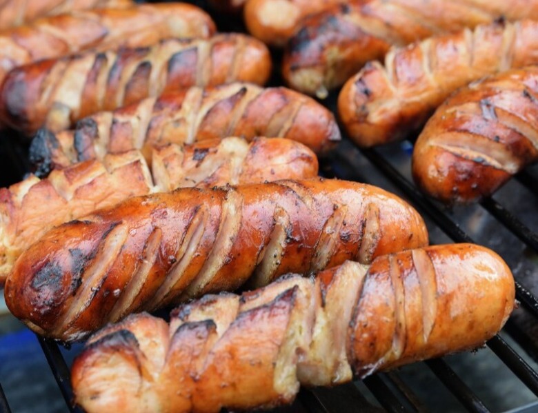 Đồ chiên rán và cay nóng làm tăng tiết axit dạ dày, dễ gây trào ngược và đầy hơi (Ảnh minh họa)