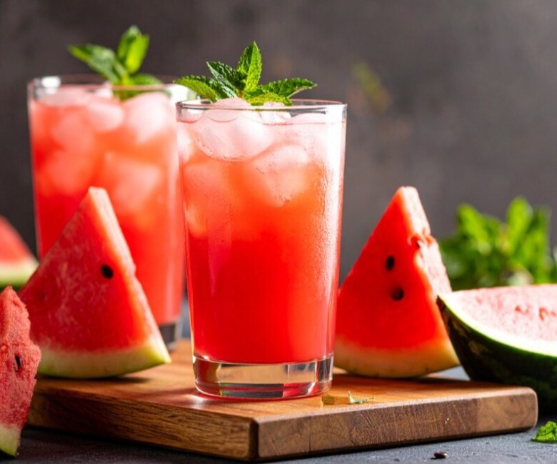 Nước trái cây lạnh sau bữa sáng có thể làm giảm hoạt động của enzyme tiêu hóa, gây đầy bụng (Ảnh minh họa)