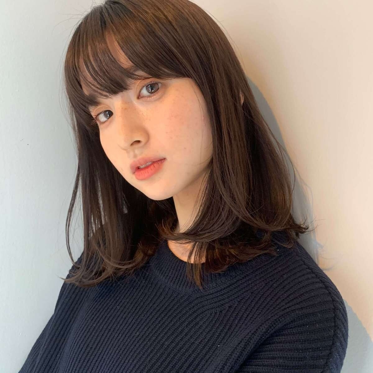 5 kiểu tóc uốn đuôi cụp bỗng được chị em yêu thích, cắt xong mặt thon gọn, trẻ hơn thấy rõ - 11