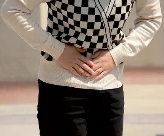 Cô gái 27 tuổi đau bụng 1 tuần không khỏi nên quyết định đi khám - Ảnh minh hoạ.