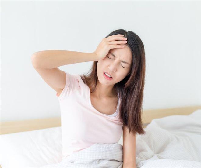 Thức dậy với cơn đau đầu thường khiến một ngày mới trở nên chán nản, thiếu năng lượng (Ảnh minh hoạ)