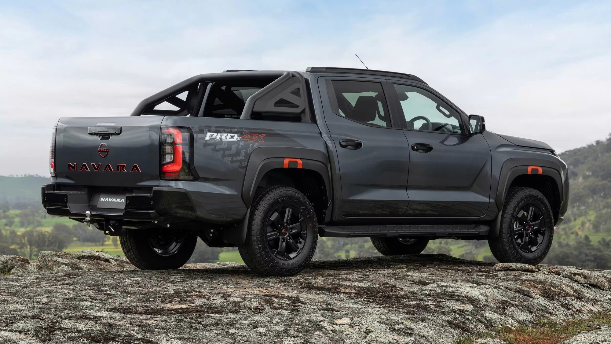 Nissan Navara ra mắt: 'Ruột' Mitsubishi Triton, thiết kế khác biệt, bản Pro4X cực ngầu cạnh tranh Ranger- Ảnh 6. Nissan Navara ra mắt: 'Ruột' Mitsubishi Triton, thiết kế khác biệt, bản Pro4X cực ngầu cạnh tranh Ranger- Ảnh 6.