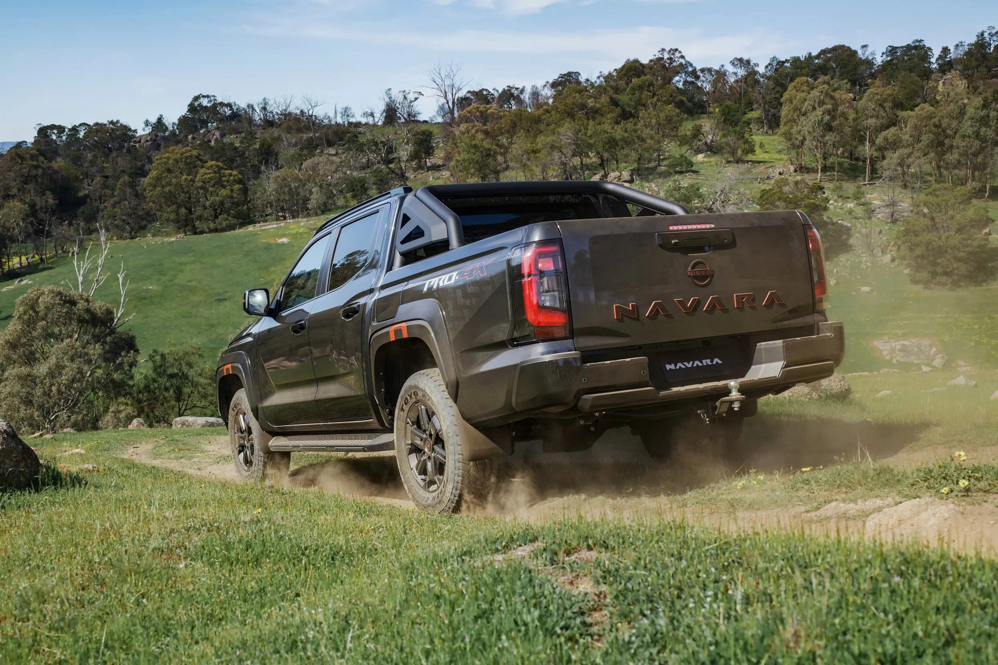 Nissan Navara ra mắt: 'Ruột' Mitsubishi Triton, thiết kế khác biệt, bản Pro4X cực ngầu cạnh tranh Ranger- Ảnh 7. Nissan Navara ra mắt: 'Ruột' Mitsubishi Triton, thiết kế khác biệt, bản Pro4X cực ngầu cạnh tranh Ranger- Ảnh 7.