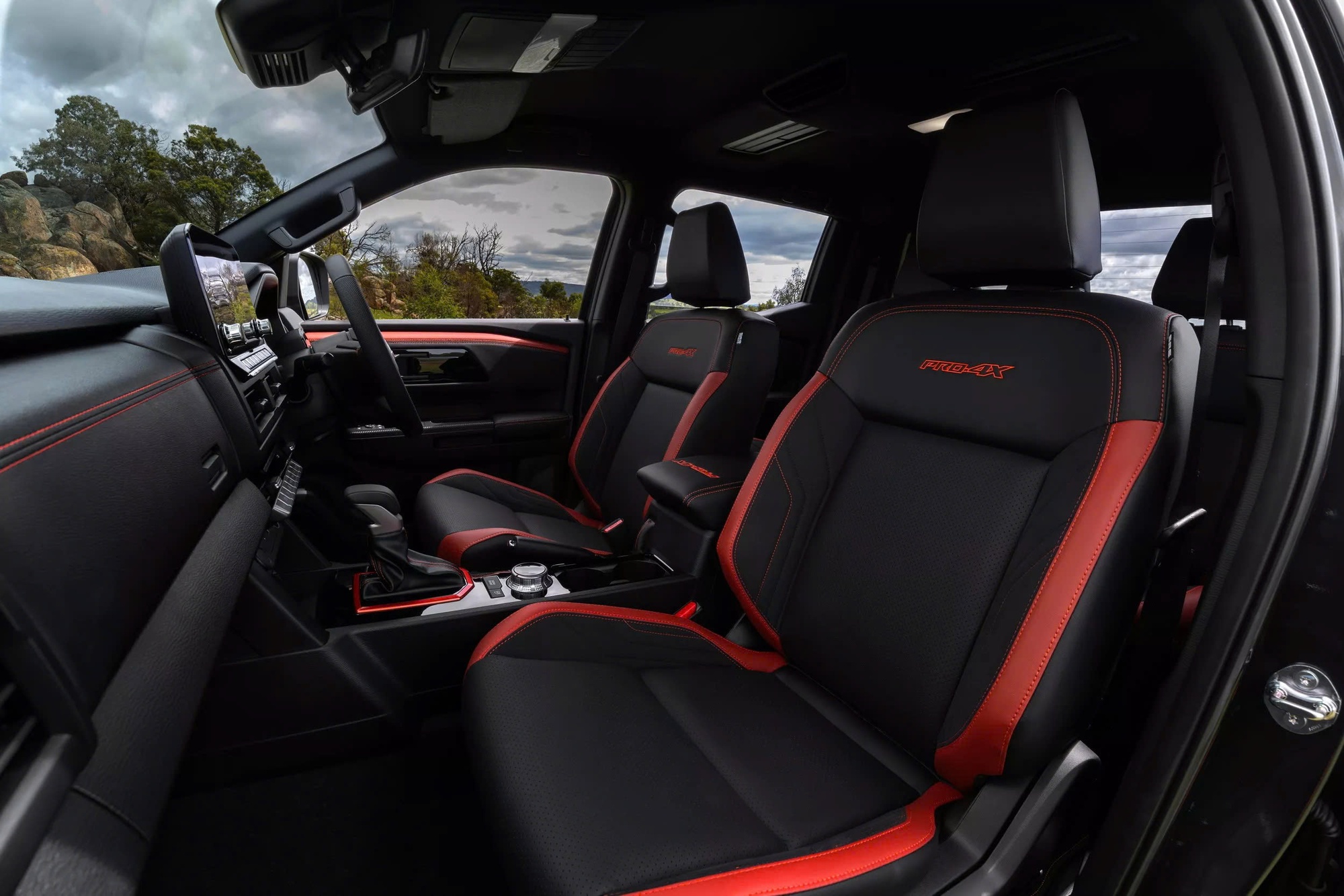 Nissan Navara ra mắt: 'Ruột' Mitsubishi Triton, thiết kế khác biệt, bản Pro4X cực ngầu cạnh tranh Ranger- Ảnh 9. Nissan Navara ra mắt: 'Ruột' Mitsubishi Triton, thiết kế khác biệt, bản Pro4X cực ngầu cạnh tranh Ranger- Ảnh 9.