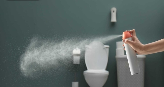 Sử dụng xịt phòng/nước hoa để khử mùi hôi là cách tiện lợi nhất bởi các sản phẩm này được bán rất phổ biến.