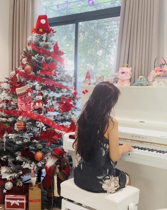 Năm nào nữ diễn viên Nhật ký Vàng Anh cũng làm căn nhà mùa Giáng sinh trở nên sống động. Có năm, cô trang hoàng cây thông rực sắc đỏ, đậm nét mùa lễ hội truyền thống.