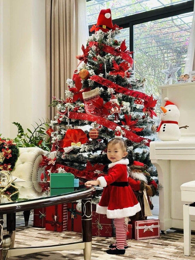 Các con của nữ MC rất hào hứng khi mẹ mang Noel về nhà. Góc trang trí được phủ sắc đỏ chủ đạo, từ nơ, quả châu, đến tất len treo, làm bật lên không khí lễ hội tràn đầy năng lượng.