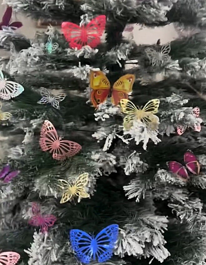 Sự phối hợp giữa các màu pastel, ánh kim và neon tạo nên tổng thể độc đáo, nhẹ nhàng mà nổi bật. Phong cách này mang hơi hướng cổ tích, bay bổng, thể hiện nét nữ tính và thẩm mỹ riêng biệt của gia chủ.