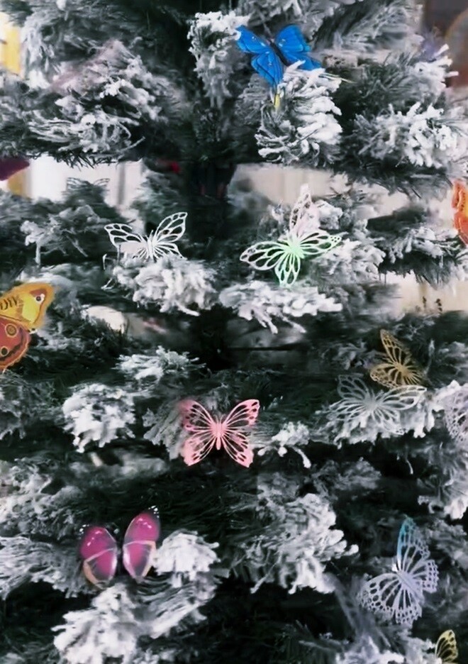 Nhiều bạn bè đã thích thú bình luận trước cây thông của Vân Hugo: Nhìn yêu xỉu chị ơi, Năm nay toàn bướm bay thế này, Toàn bướm độc lạ thế này, Chiếc cây full bướm luôn. Lên đèn nữa là lấp lánh luôn, Bướm xanh bướm hồng cưng quá...
