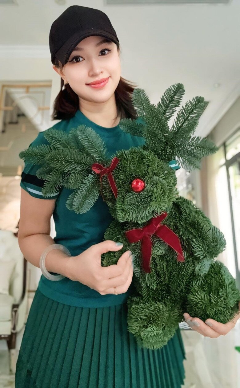Vân Hugo tươi tắn bên món đồ trang trí hình tuần lộc làm từ cành thông - chi tiết nhỏ nhưng thể hiện rõ niềm yêu thích đặc biệt của cô với dịp lễ Giáng sinh. Có thể cảm nhận được sự háo hức và tâm huyết của nữ MC khi chuẩn bị cho mùa lễ hội.