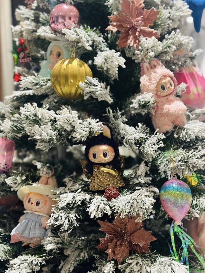 Các góc của cây thông Labubu cho thấy sự cầu kỳ trong từng chi tiết: Từ quả châu ánh kim đến búp bê mặc trang phục cổ tích. Không chỉ thể hiện độ “bắt trend”, cách phối màu còn rất hài hòa, nâng tầm không gian sống.