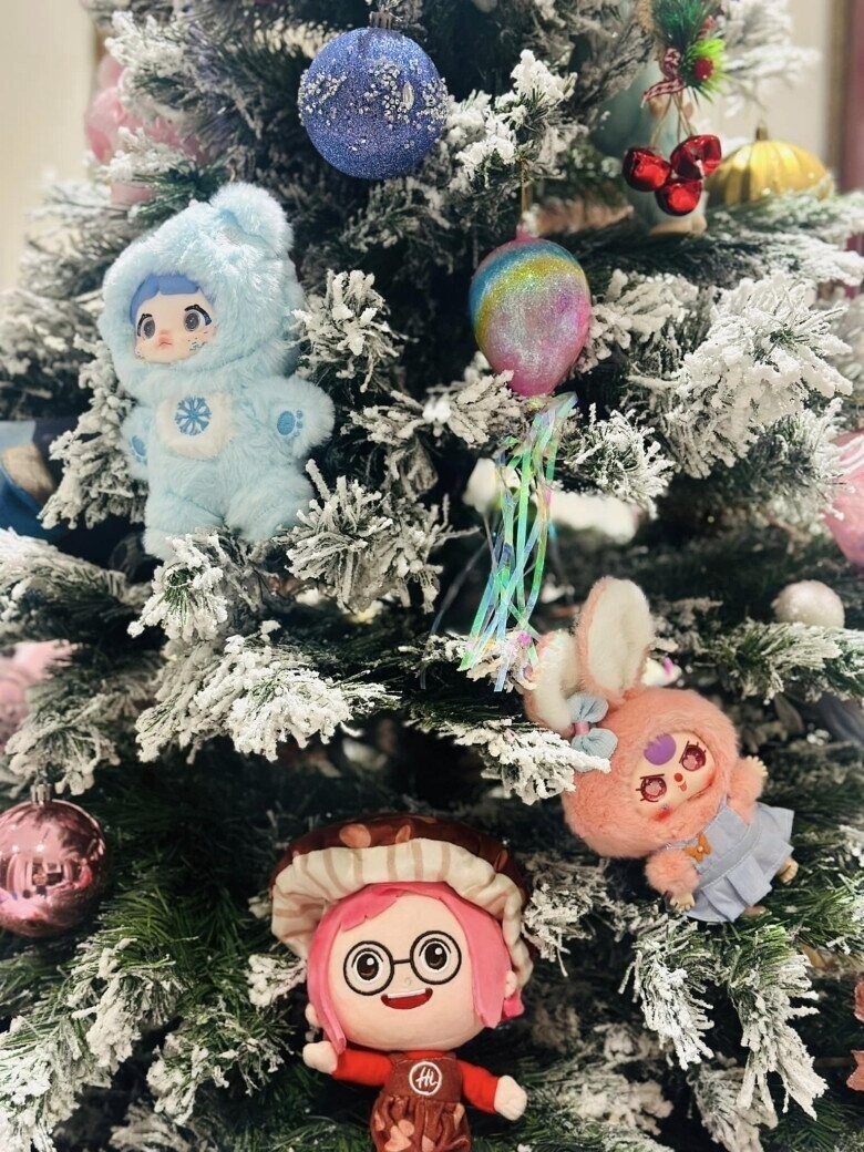 Nữ MC có cây thông chất chơi amp;#34;tỏa mùi tiềnamp;#34; năm ngoái: Năm nay lại trang trí amp;#34;điệu hết phần thiên hạamp;#34; - 10