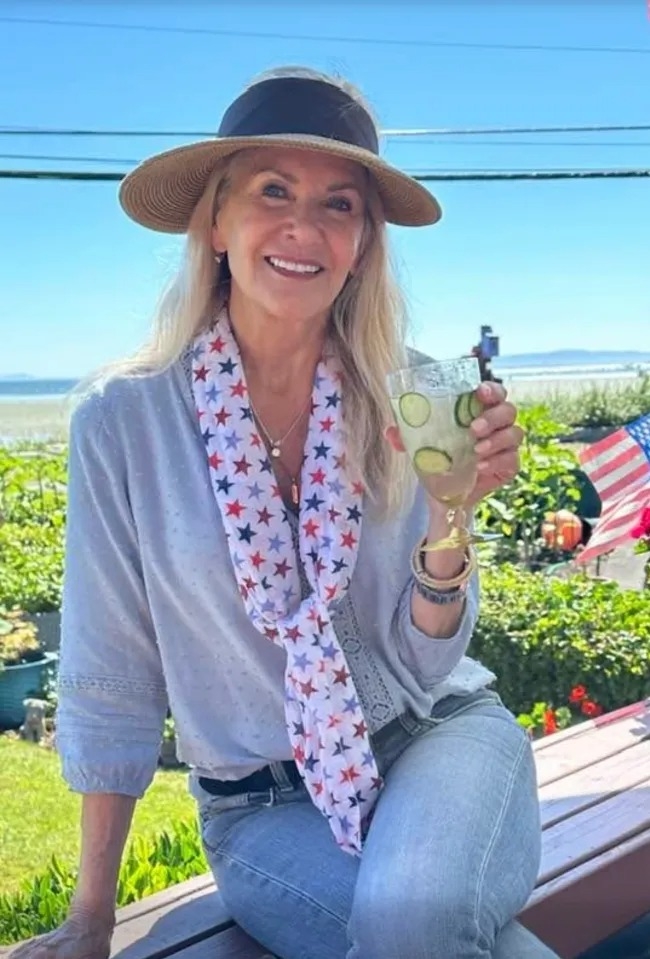 Bà Pamela thường được khen trẻ trung hơn độ tuổi U80 nhờ vẻ ngoài năng động, làn da tươi tắn, thân hình gọn gàng.