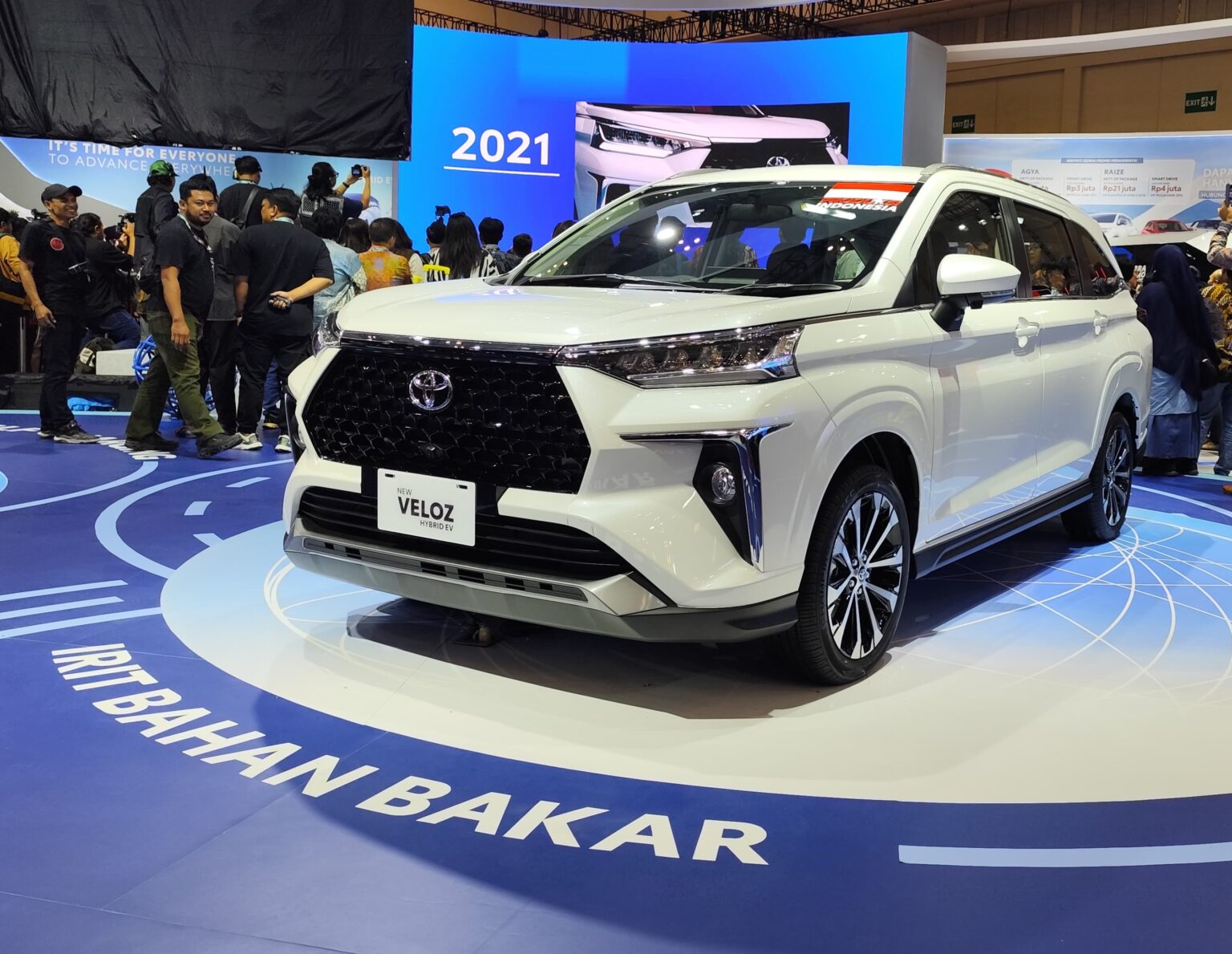 Ảnh thực tế Toyota Veloz hybrid giá quy đổi từ 472 triệu đồng vừa ra mắt: Động cơ 1.5L, có tính năng chạy điện, đáp trả Xpander hybrid- Ảnh 8.